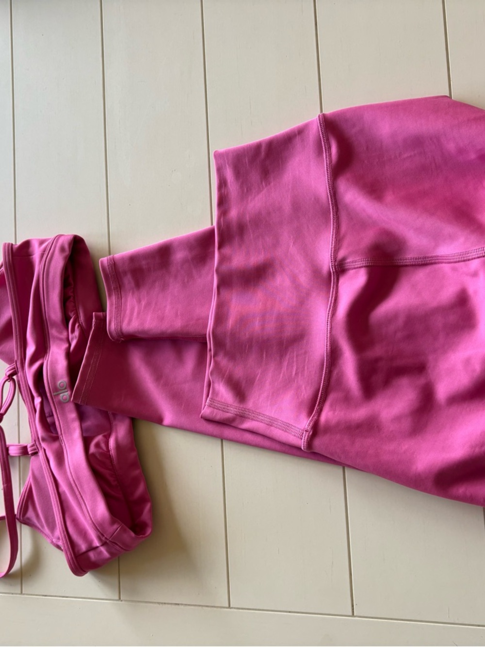 ALO Yoga Pink Sports Bra with Subtle Logo - Picture 2 of 4